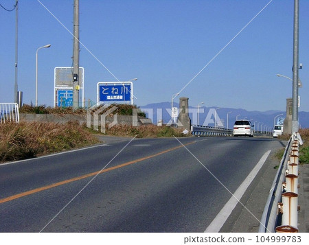 “工作大橋（2010年12月）”連接埼玉縣深谷市和群馬縣伊勢崎市。 2018年3月31日重建完成 104999783