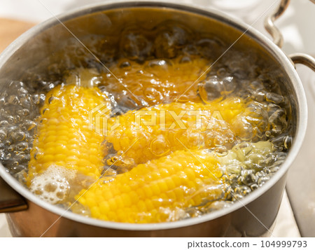玉米在鍋裡煮 104999793