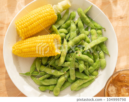 煮玉米、毛豆和飲料 104999798