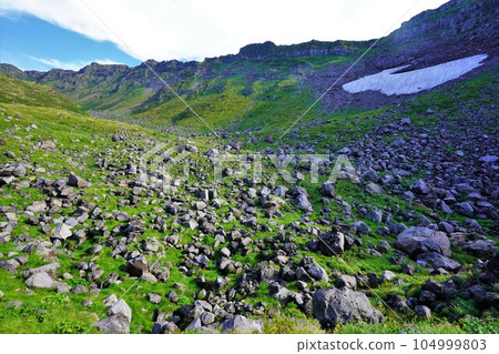 鳥海山的千手谷和鳥海山外緣的山脊線。 鳥海山的千手谷和鳥海山外緣的山脊線。 104999803