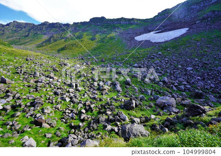 鳥海山的千手谷和鳥海山外緣的山脊線。 鳥海山的千手谷和鳥海山外緣的山脊線。 104999804