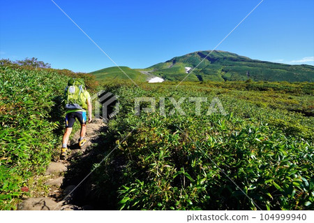攀登鳥海山八丁坂的登山者 104999940