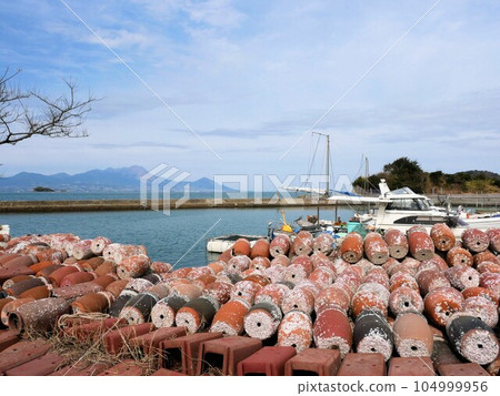 弓濱港的風景和許多章魚罐（熊本縣上天草市） 104999956