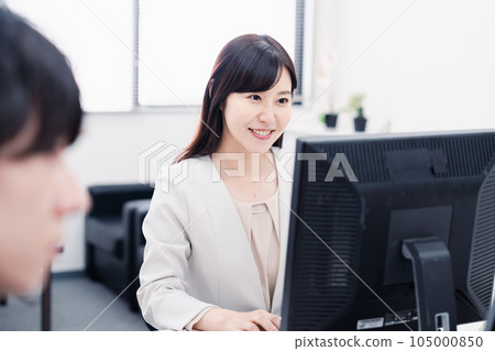 辦公室工作人員在辦公室微笑著工作 辦公室工作人員在辦公室微笑著工作 105000850