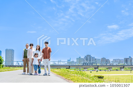 沿著河床行走的三代家庭 105001307