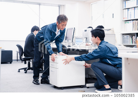 搬運辦公家具的工作人員 105002385