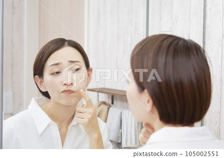 中年婦女在洗手間患皮膚病 105002551
