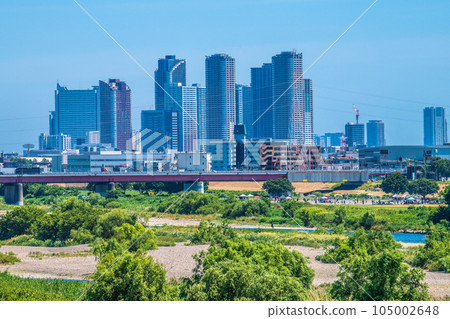 Kawasaki cityscape in Japan July. Fierce heat... Views of the Tama River and tower apartments in front of Musashi-Kosugi Station 105002648