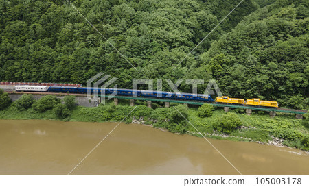 THE ROYAL EXPRESS running along the Teshio River in Horonobe Town, Hokkaido THE ROYAL EXPRESS running along the Teshio River in Horonobe Town, Hokkaido 105003178