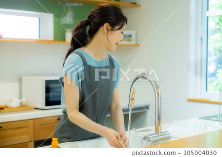 Woman in the kitchen Woman in the kitchen 105004030