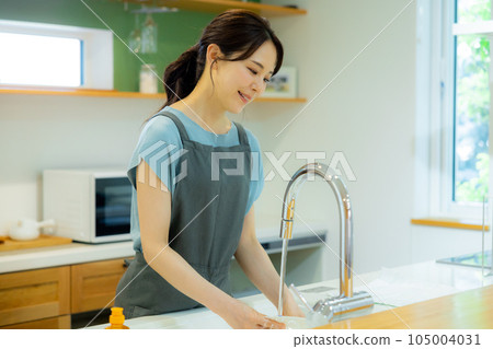 Woman in the kitchen 105004031