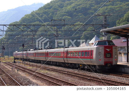 Limited Express Yakumo departing from Niimi Station on the Hakubi Line: Series 381 train Limited Express Yakumo departing from Niimi Station on the Hakubi Line: Series 381 train 105004165