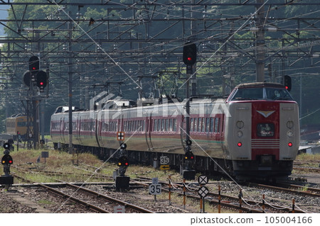 Limited Express Yakumo departing from Niimi Station on the Hakubi Line: Series 381 train Limited Express Yakumo departing from Niimi Station on the Hakubi Line: Series 381 train 105004166