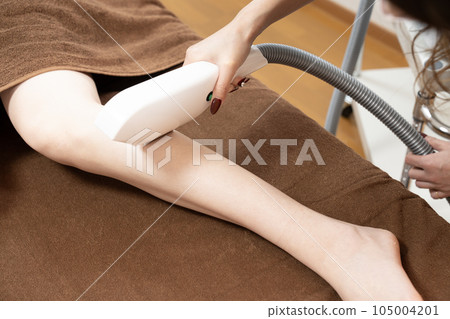 在腿上進行脫毛的婦女的手 105004201