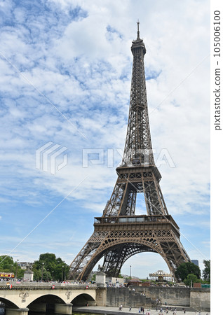 Eiffel Tower seen from Jena Bridge / Paris, France Eiffel Tower seen from Jena Bridge / Paris, France 105006100