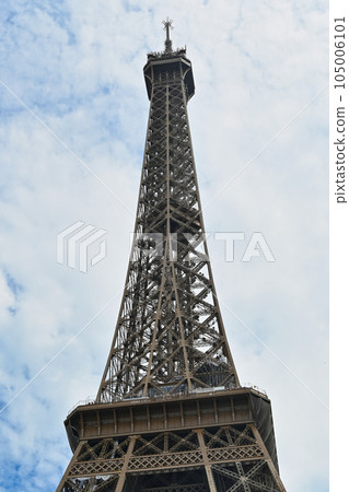 Eiffel Tower seen from Jena Bridge / Paris, France Eiffel Tower seen from Jena Bridge / Paris, France 105006101