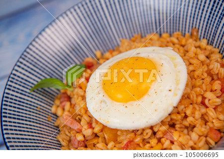 RECIPE FOR WHEAT WITH BACON, TOMATO AND SHALLOTS, SERVED WITH FRIED EGG 105006695