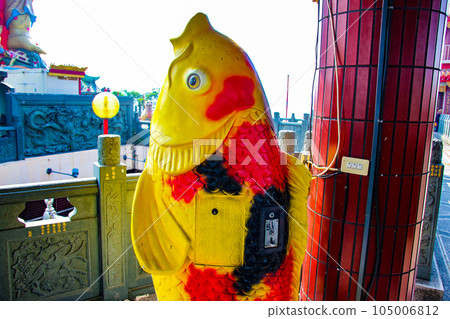 台灣高雄荷花池春秋宮的台灣復古錦鯉餌 台灣高雄荷花池春秋宮的台灣復古錦鯉餌 105006812