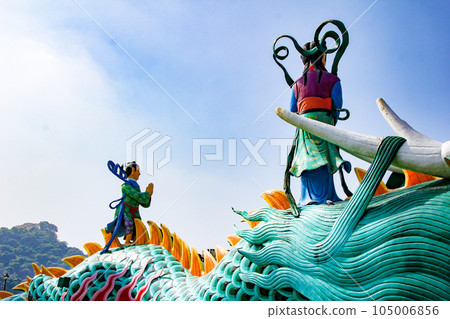 台灣高雄荷花池觀音祈龍雕像 台灣高雄荷花池觀音祈龍雕像 105006856