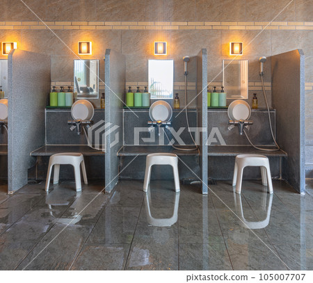 [Domestic] A hot spring or sento shower space with bath chairs and tubs. 105007707