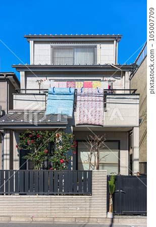 [Domestic] A modern Japanese house where futons are hung on the balcony to dry in the sun. 105007709