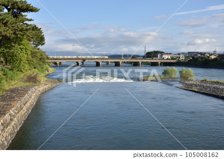 宇治河、宇治橋和電車 105008162