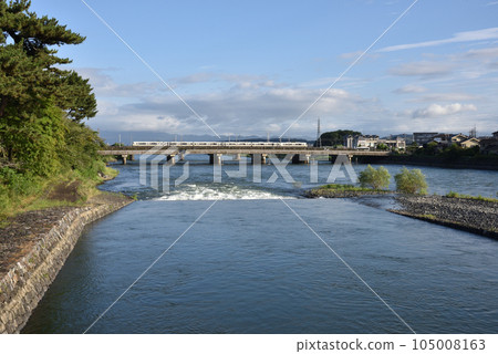宇治河、宇治橋和電車 宇治河、宇治橋和電車 105008163