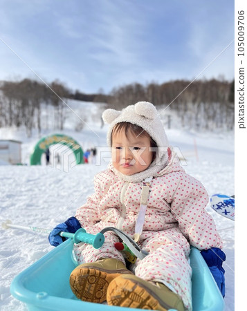 女孩玩雪橇 105009706