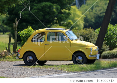 一輛黃色意大利汽車的形象 105009712