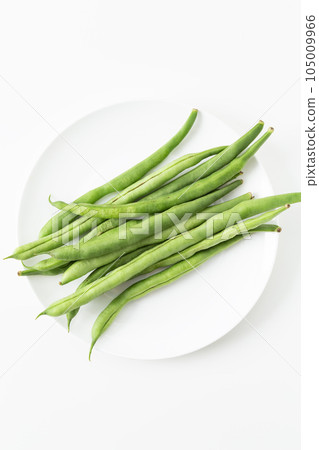 Kidney beans white background 105009966