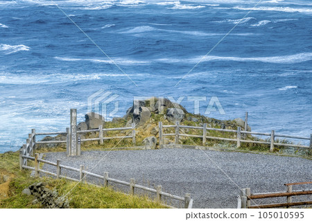 北海道禮文島須古頓岬懸崖和日本海/日本禮文島 北海道禮文島須古頓岬懸崖和日本海/日本禮文島 105010595