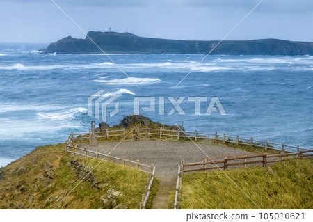 北海道禮文島須古頓岬懸崖和日本海的藤堂島/日本禮文島 北海道禮文島須古頓岬懸崖和日本海的藤堂島/日本禮文島 105010621