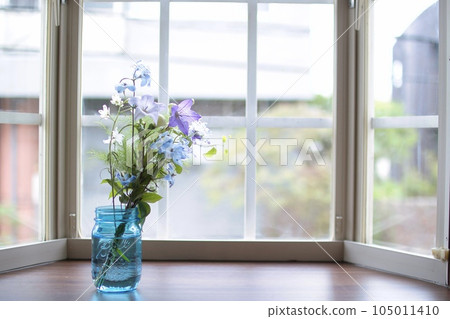在窗台上的花瓶裡的花 在窗台上的花瓶裡的花 105011410