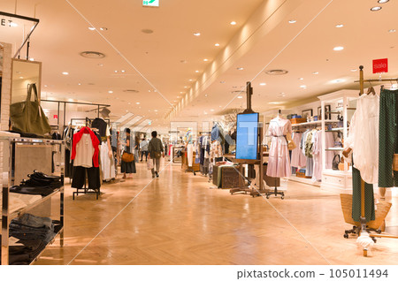 [Hyogo Prefecture] Shopping at a department store with my wife on a holiday in July "Outfocus" 105011494