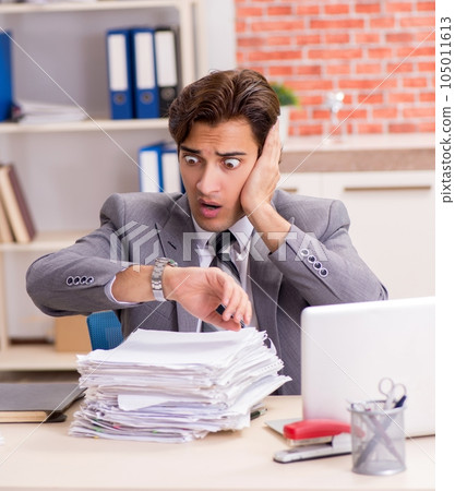Young businessman working in the office 105011613