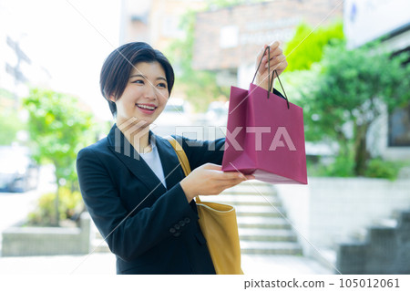 Business woman shopping Business woman shopping 105012061