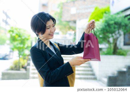 Business woman shopping Business woman shopping 105012064