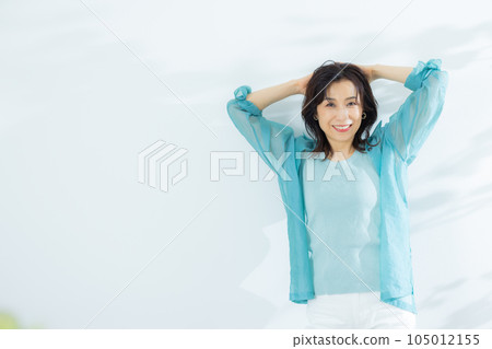 一名身穿淺藍色襯衫的中年婦女 一名身穿淺藍色襯衫的中年婦女 105012155