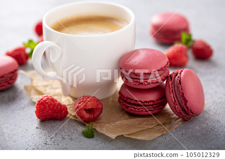 Raspberry macarons with fresh berries Raspberry macarons with fresh berries 105012329