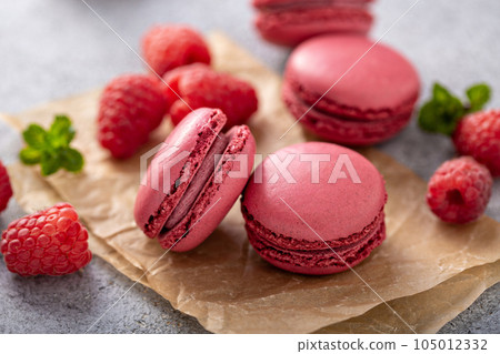Raspberry macarons with fresh berries Raspberry macarons with fresh berries 105012332