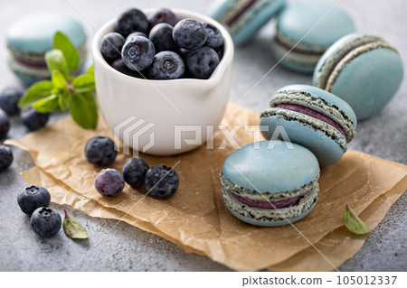 Blueberry macarons with fresh berries 105012337