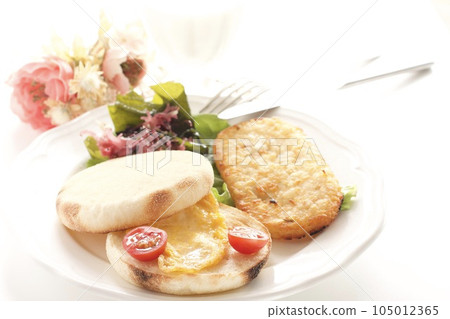 英式鬆餅和薯餅早餐 英式鬆餅和薯餅早餐 105012365