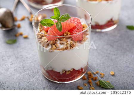 Grapefruit granola and yogurt parfait Grapefruit granola and yogurt parfait 105012370