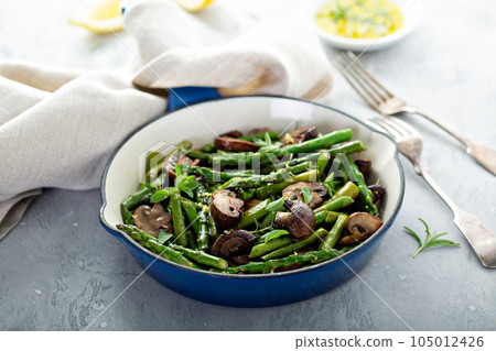 Asparagus and mushrooms in a cast iron pan Asparagus and mushrooms in a cast iron pan 105012426