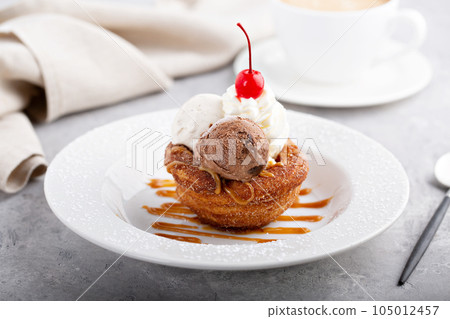 Puff pastry with ice cream 105012457