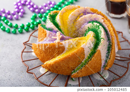 King cake with traditional decoration 105012485