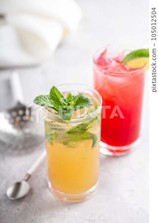 Mojito and Sea breeze cocktail 105012504