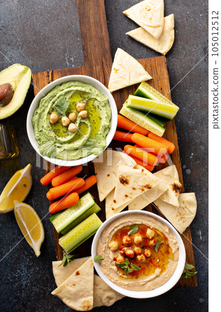 Homemade hummus with flatbread Homemade hummus with flatbread 105012512