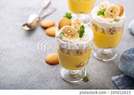 Banana pudding in small glasses 105012615