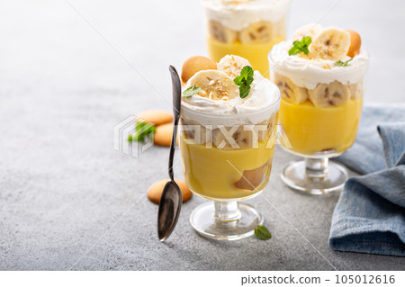Banana pudding in small glasses Banana pudding in small glasses 105012616